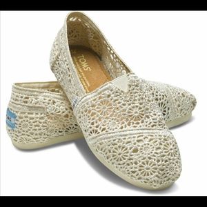 Good condition white lace TOMS size 7