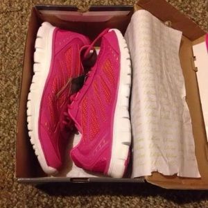 LA Gear women's running shoes - NWT STILL IN BOX.