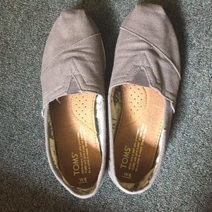 Gray Toms