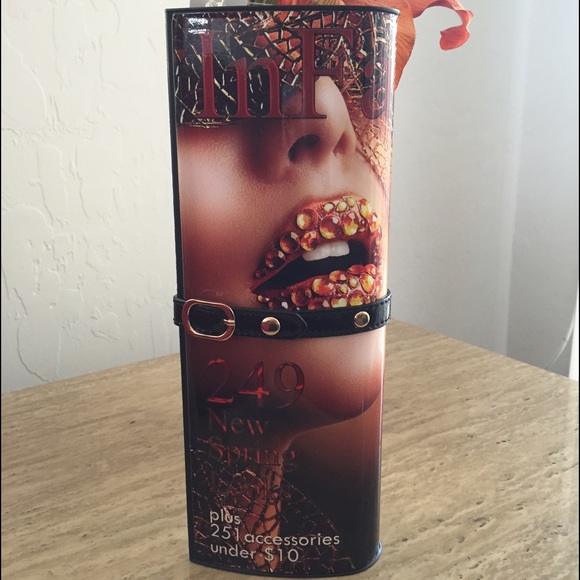 Magazine clutch w/ gold chain