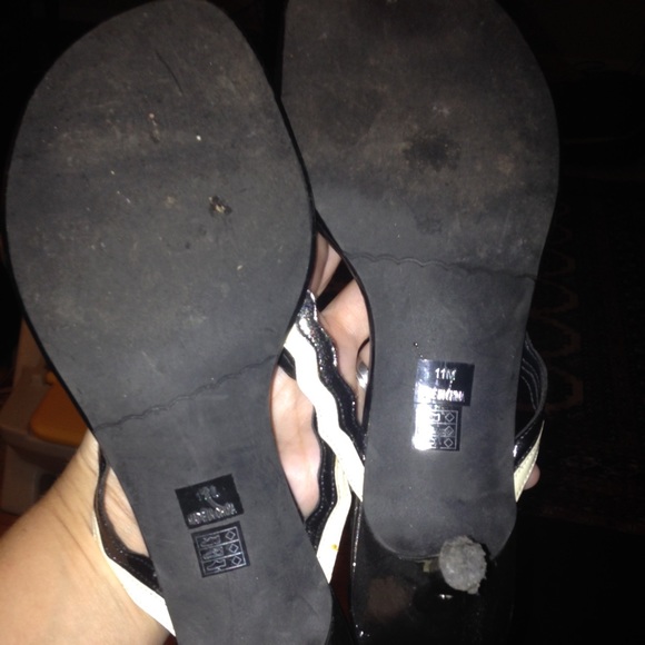 Black heels with black/white flower - Picture 2 of 4