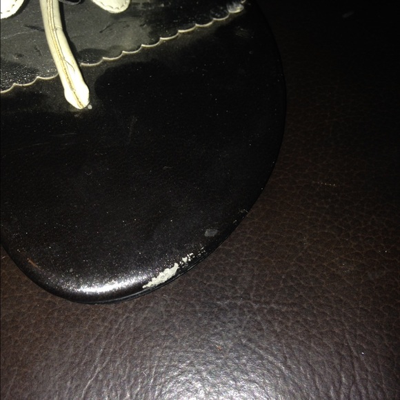 Black heels with black/white flower - Picture 3 of 4