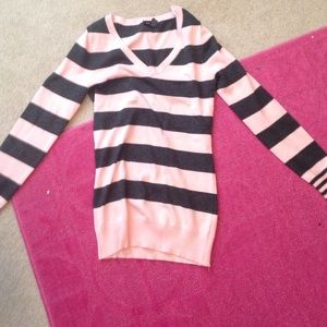 Is a really cute seater only wore it once