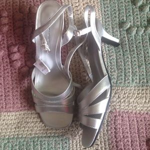 Simple Silver heels 👠