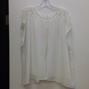 White panel shirt with lace shoulders