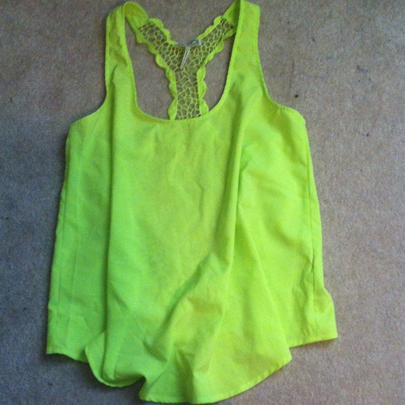 Neon green detailed tank top!
