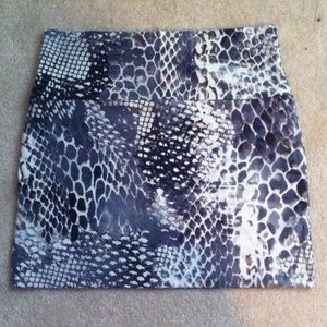 Snakeskin patterned bodycon mini skirt!