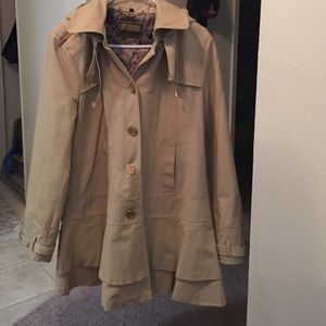 Khaki trench coat, swing shape, ruffle hem