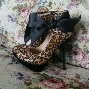 Leopard Print Ankle-Bow Pumps