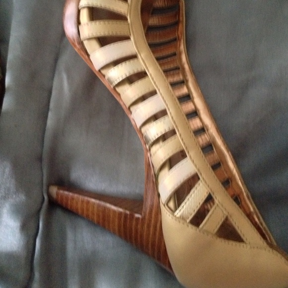 Arturo Chiang Metallic Gold Open Toe Pumps - Picture 3 of 3