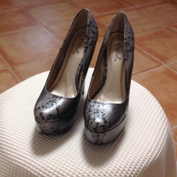 NWOT Qupid heels