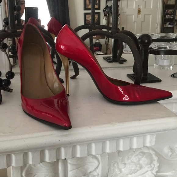 Red patent leather pump with gold heels