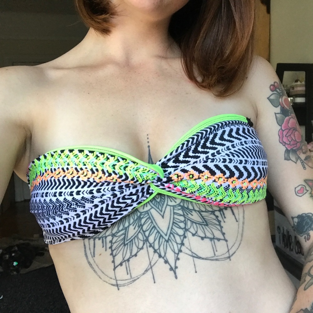 25% OFF BUNDLES Bikini top