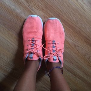 RARE atomic pink nike roshe runs