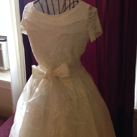 Beautiful Off White Wedding Gown...