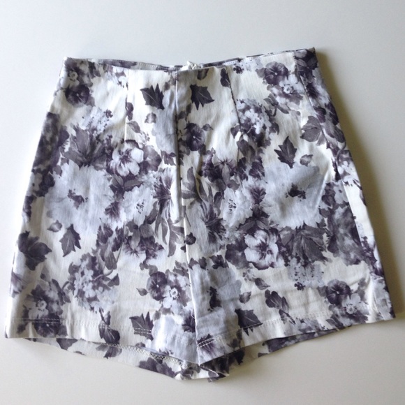 PacSun Pants - Kirra Floral Shorts NWOT