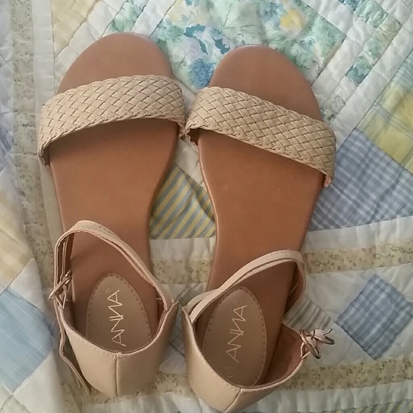Sandals in color beige