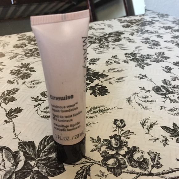 Makeup . Liquid makeup .normal to dry skin.