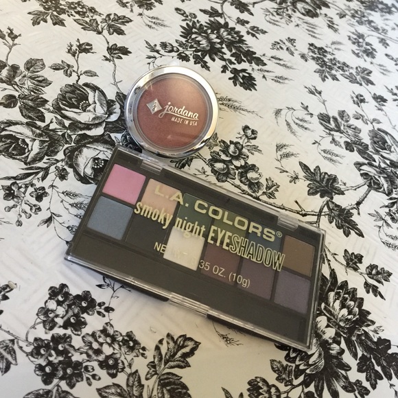 Smoky eyeshadow and blush /bronze.