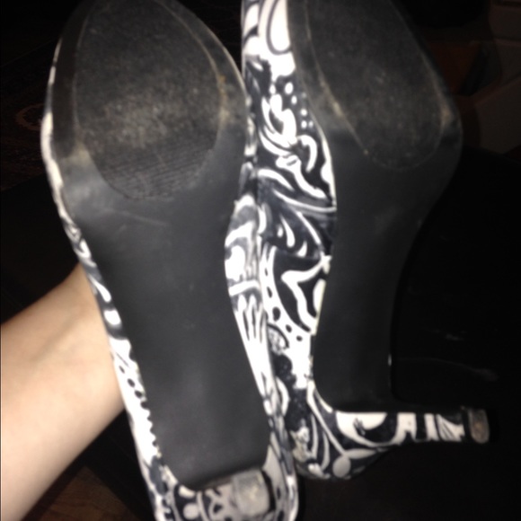 Black and white peeps - Picture 3 of 3