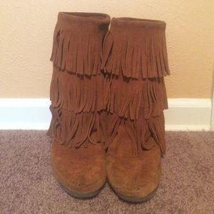 Minnetonka fringe moccasin boot