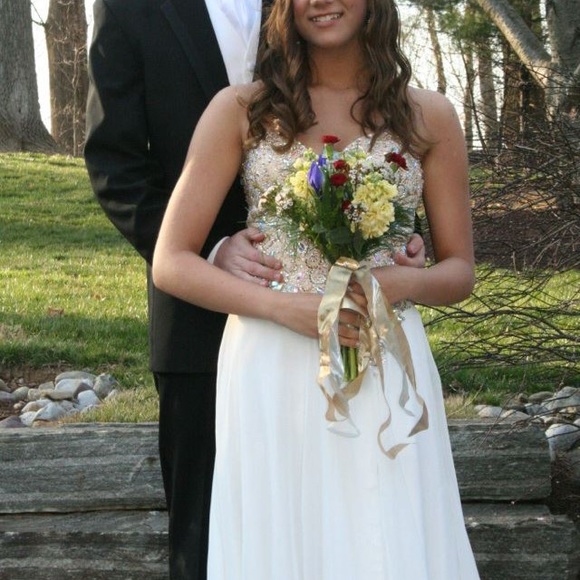 white and gold Mac Duggal dress👗