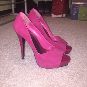 FUCHSIA SUEDE PUMPS