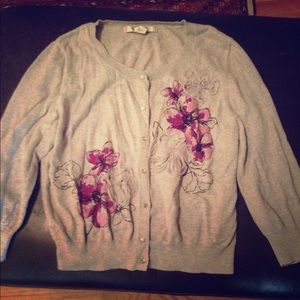 Cute grey sweater with flower detail