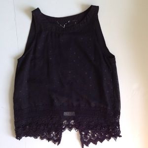 Adorable top from Buckle. Size small. Black