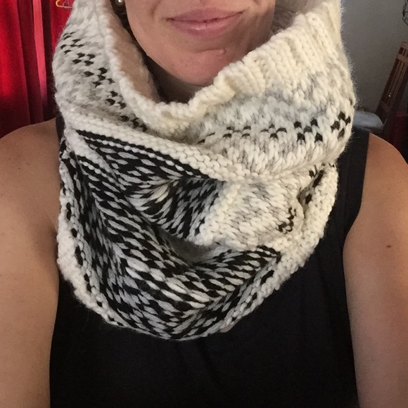 Gap infinity winter scarf *brand new* - Picture 2 of 2