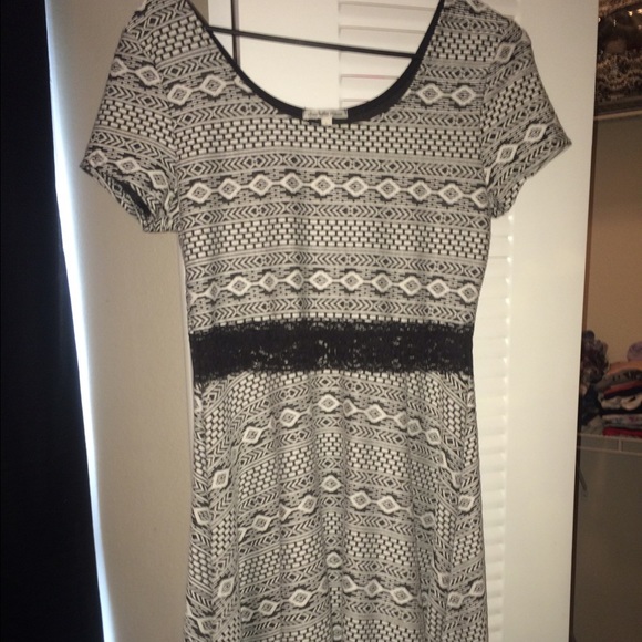 cute dress with lace middle - Picture 1 of 2