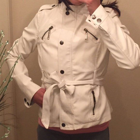 Cozy white faux leather jacket 💋