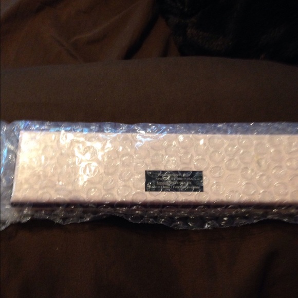 🎉Hot pick 🎉Victoria's Secret bracelet nwt & box - Picture 4 of 4