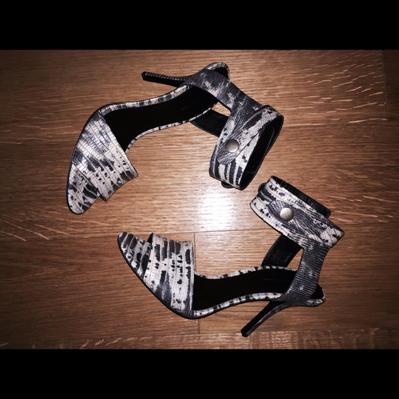 Alexander Wang Strappy heels size 40 Navy/Ivory