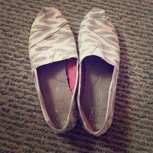 PRICE REDUCED💥White and grey Aztec print toms!