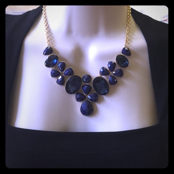 Beautiful sapphire blue rhinestone necklace.