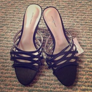 BNWT Jaclyn smith black heels!