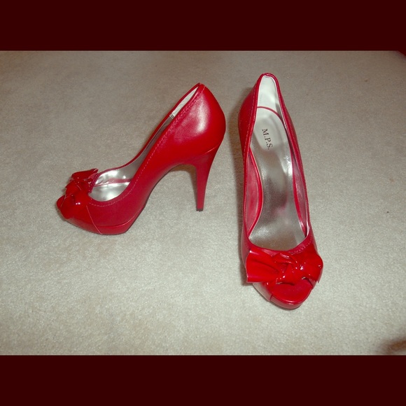 Red pumps