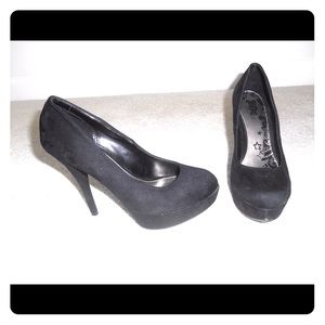 Black pumps