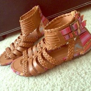 Brown gladiator sandals w/tribal print