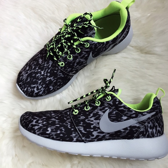 Nike Shoes - Nike Roshe Run Print