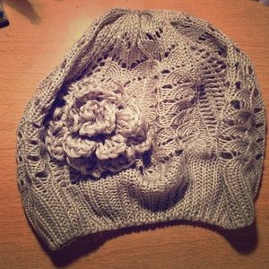 👒PAYLESS SILVER BEANIE HAT👒