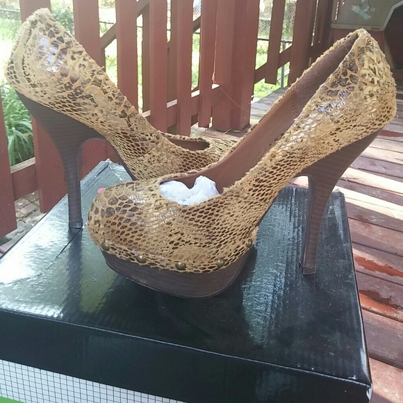 Snakeskin print/mustard yellow and brown pumps - Picture 2 of 3