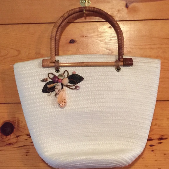 Handbags - Vintage wicker purse !!