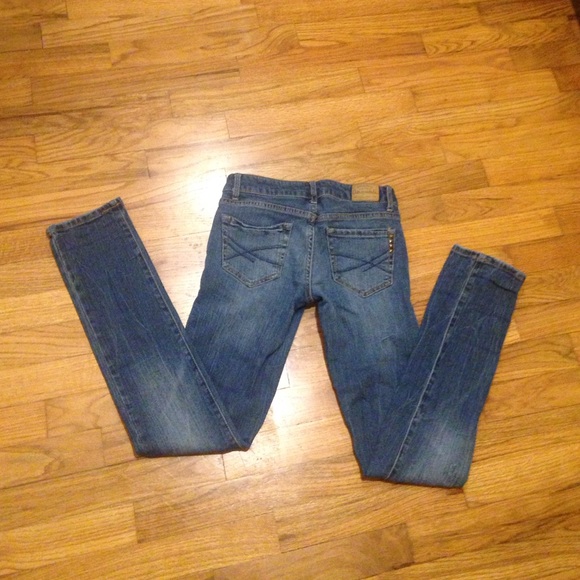 Medium wash Aeropostale jeans and studs on pocket✔