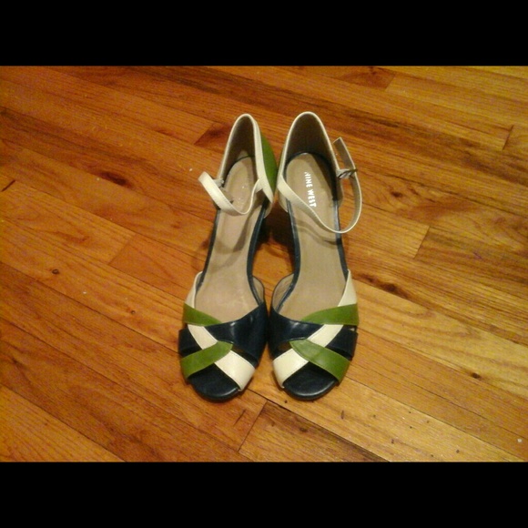 Low heeled shoes