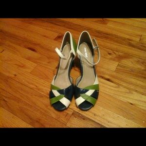 Low heeled shoes