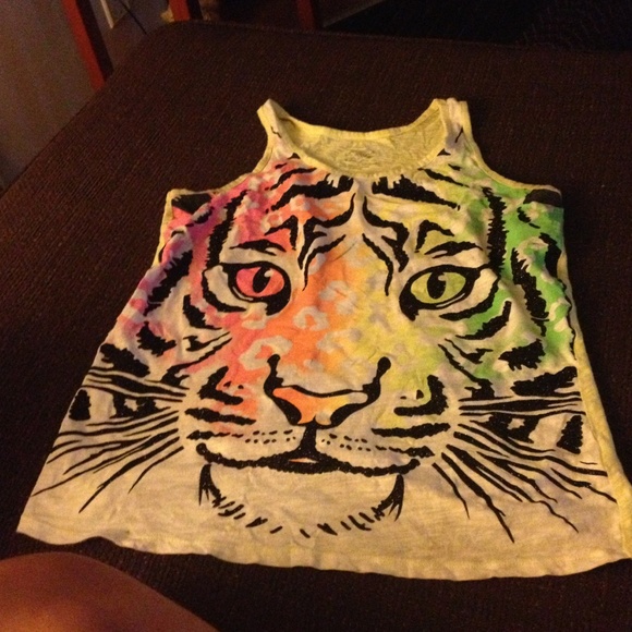 A tee it long and the back short in the front - Picture 1 of 2