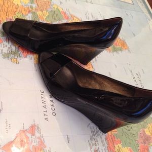Size 9 Banana Republic black patent leather wedges