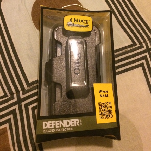 Black iPhone 5/5s otter box